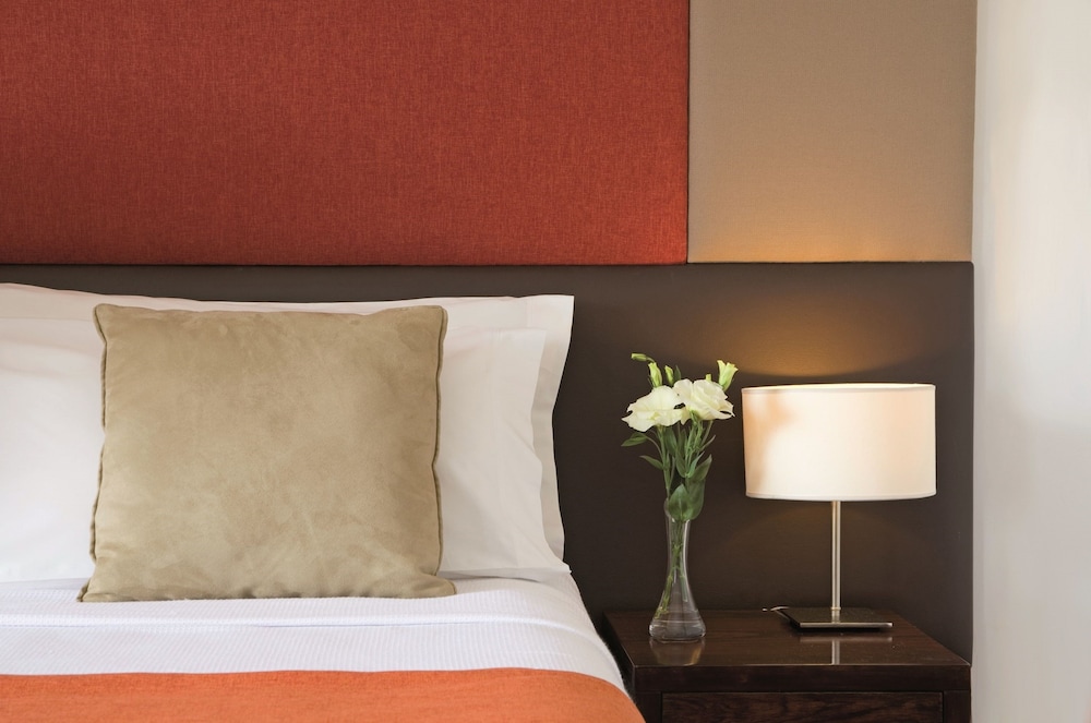 Standard Room, 1 Queen Bed photo 2