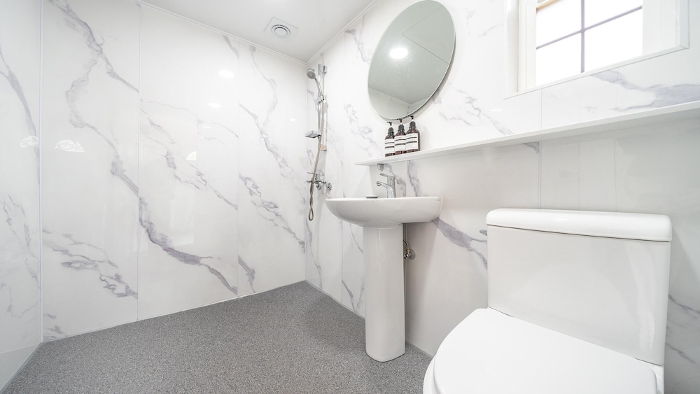 Basic Room, 1 Bedroom (Room A202) - Photo 4