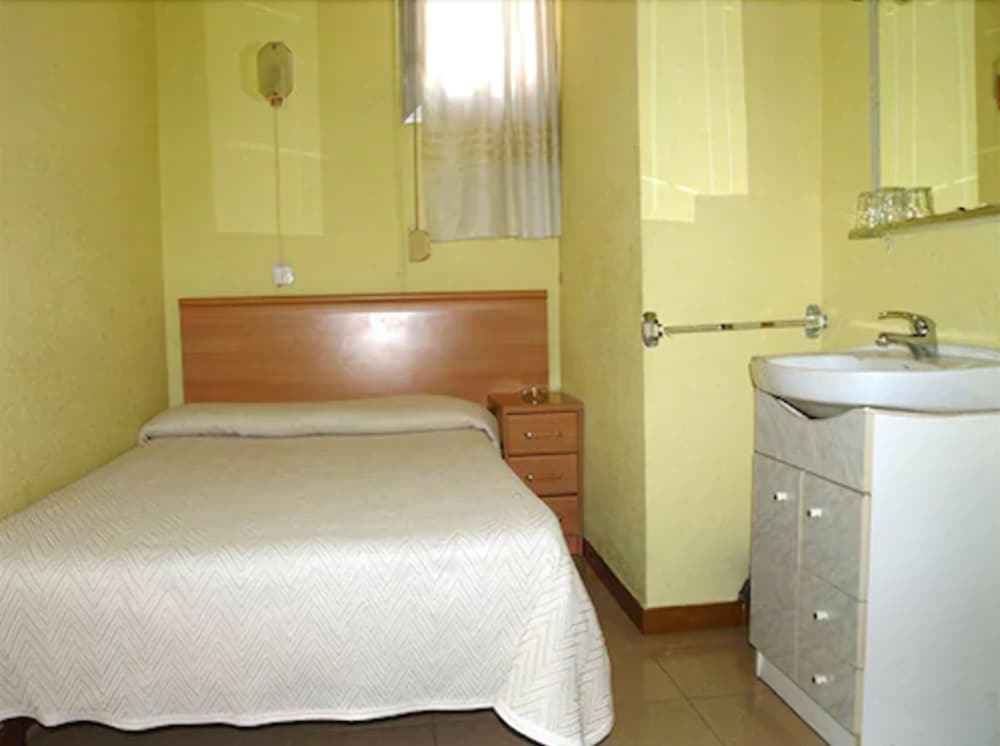 Basic Single Room, Shared Bathroom