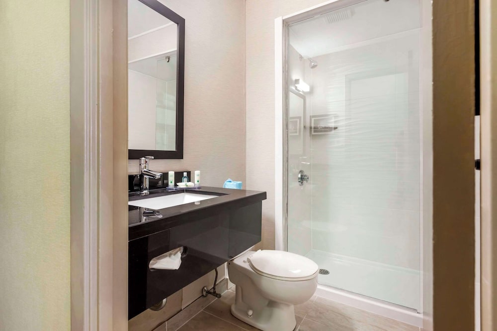 Second Floor, Suite, 1 King Bed, Non Smoking (Not Pet Friendly), photo 6