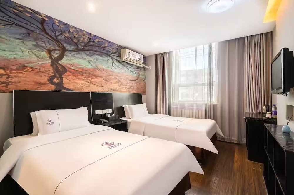 Basic Room, 1 Queen Bed