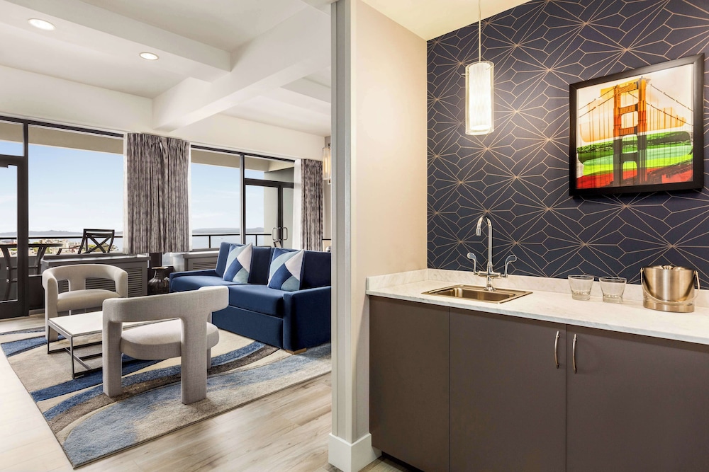 Presidential Suite, 1 King Bed, Balcony, Bay View photo 2