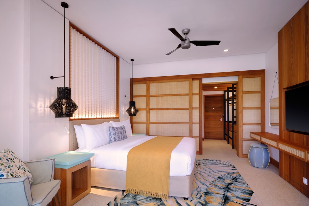 Deluxe Room, 1 King Bed - Photo 4