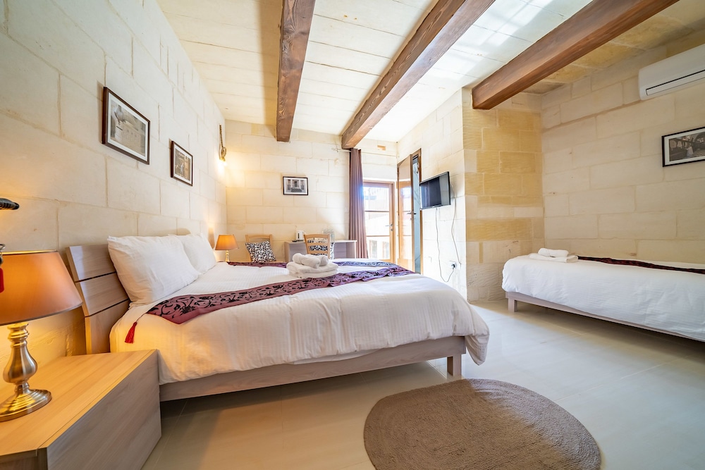 Triple Room (X)