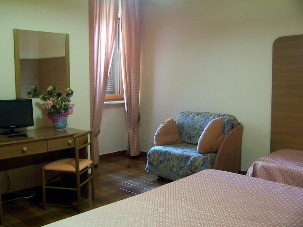 Standard Double Room - Photo 3