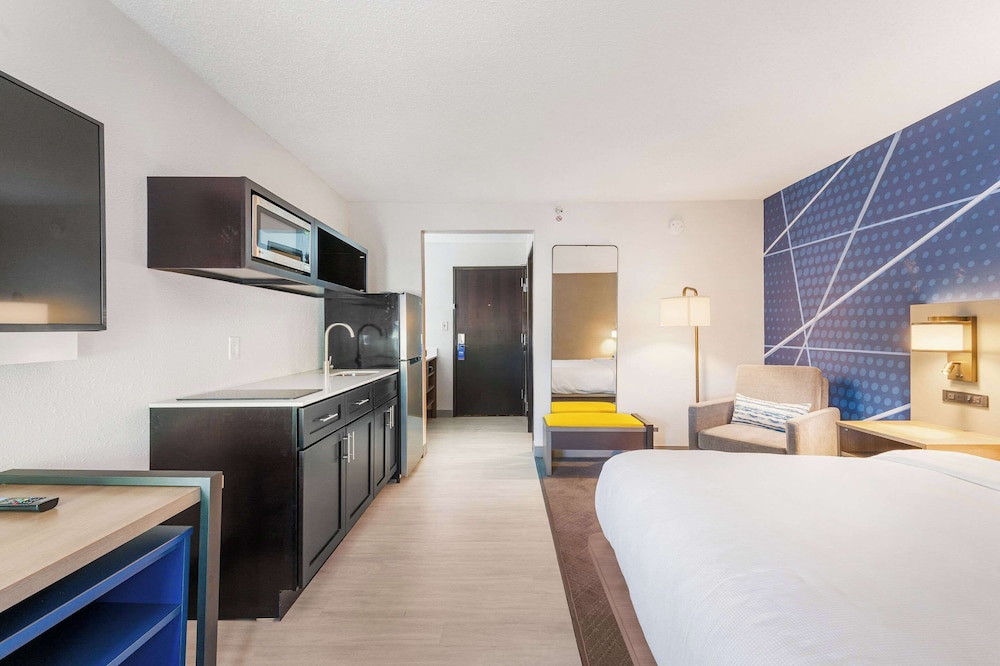 Suite, 1 King Bed, Non Smoking (Efficiency, Upgrade) - Photo 5