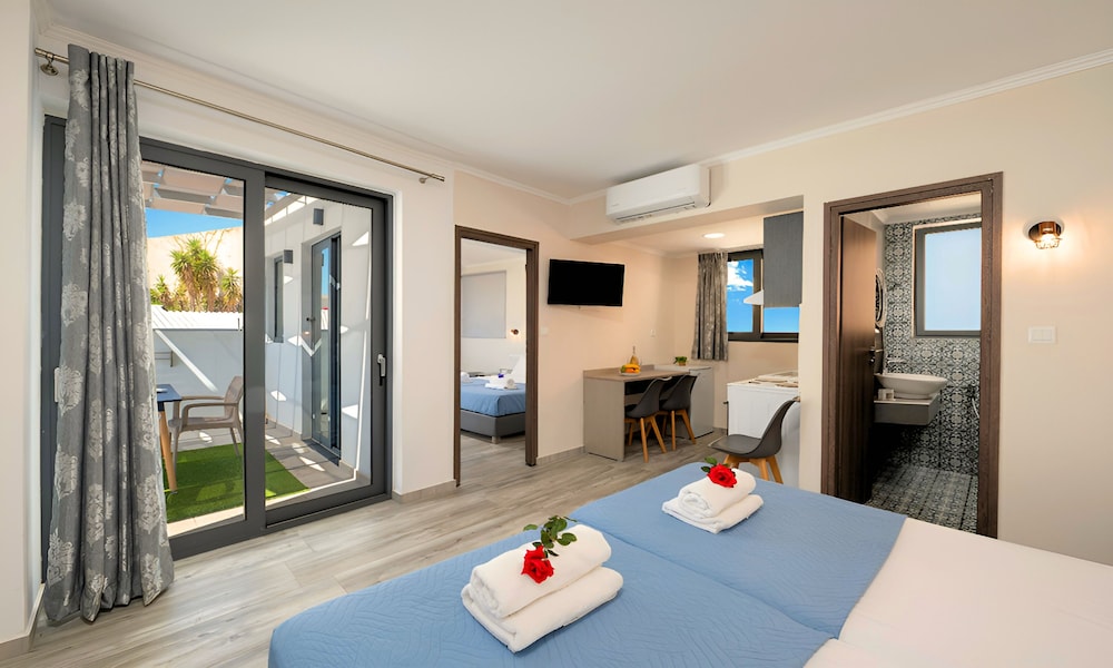 Comfort Suite, Pool View
