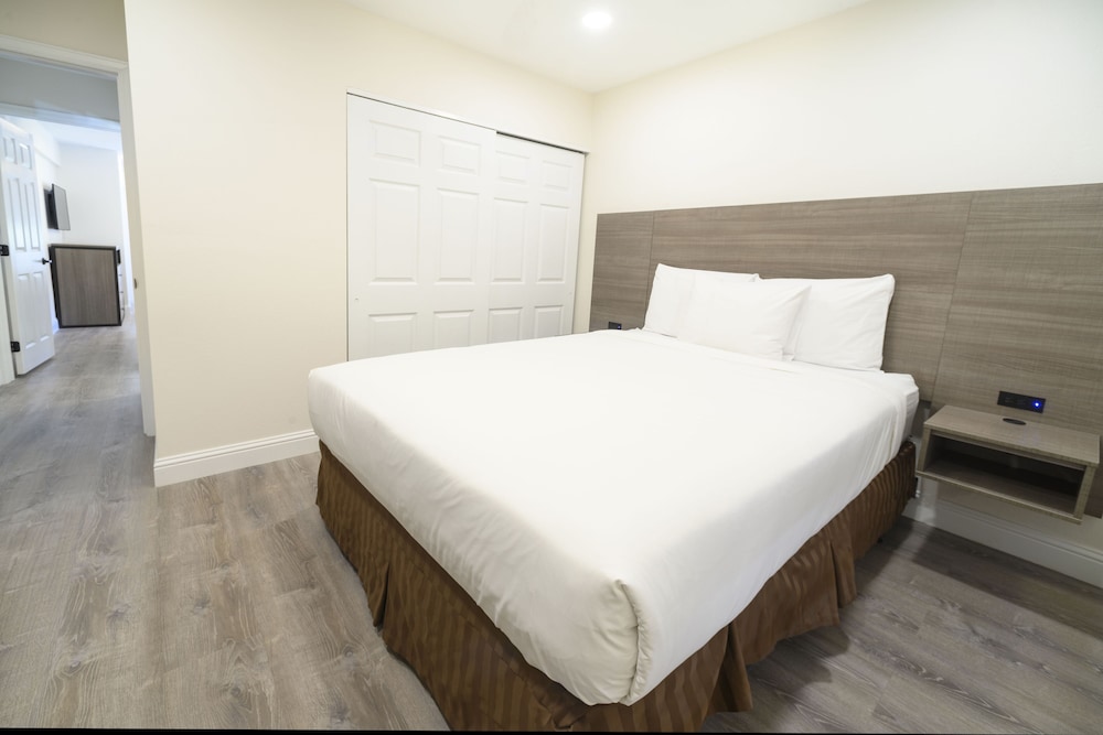 Suite, 2 Bedrooms - Photo 4