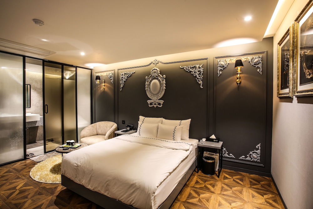 Deluxe Double Room - Photo 9