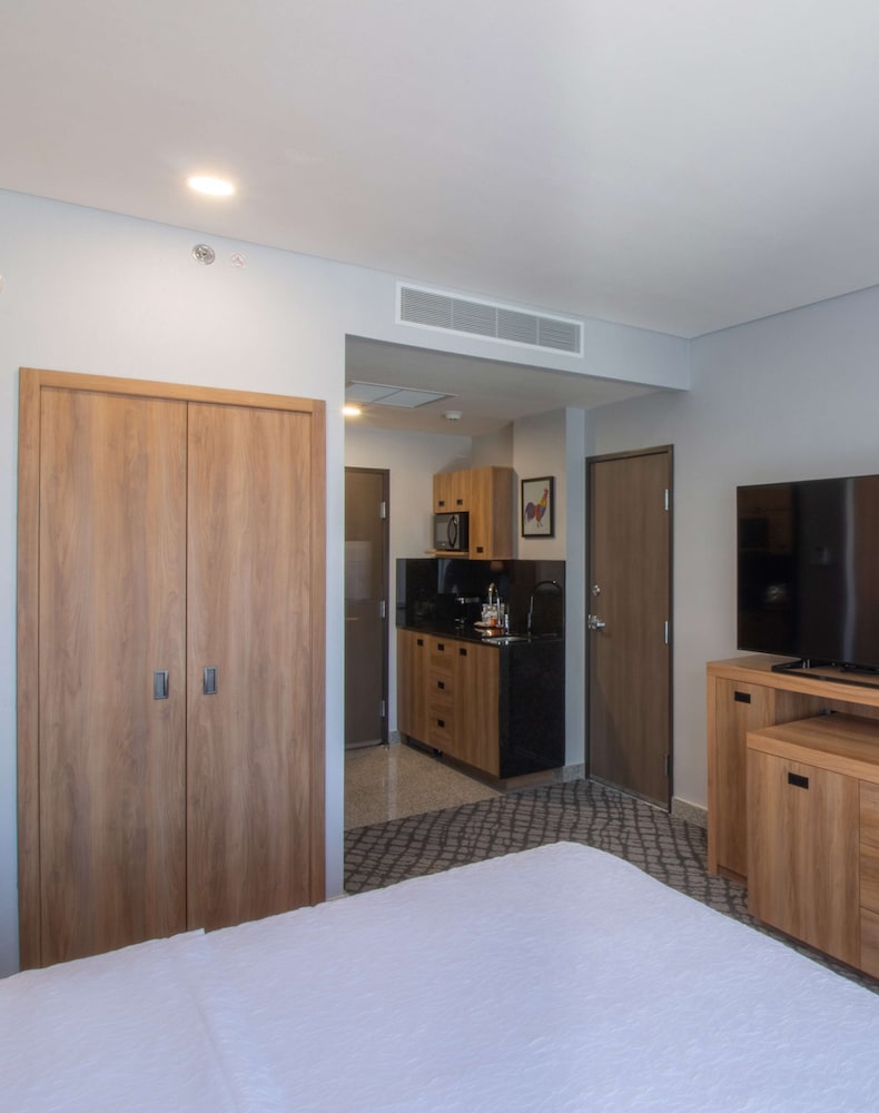 Business Room, 1 King Bed, Refrigerator & Microwave (Wet bar) - Photo 1