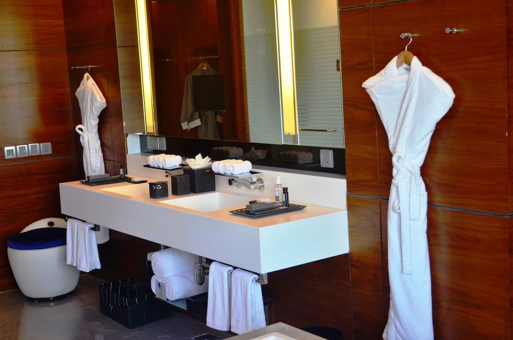 Signature Suite - Photo 3