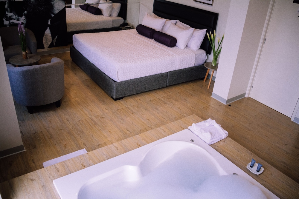 Suite, 1 King Bed, Accessible, Jetted Tub photo 1