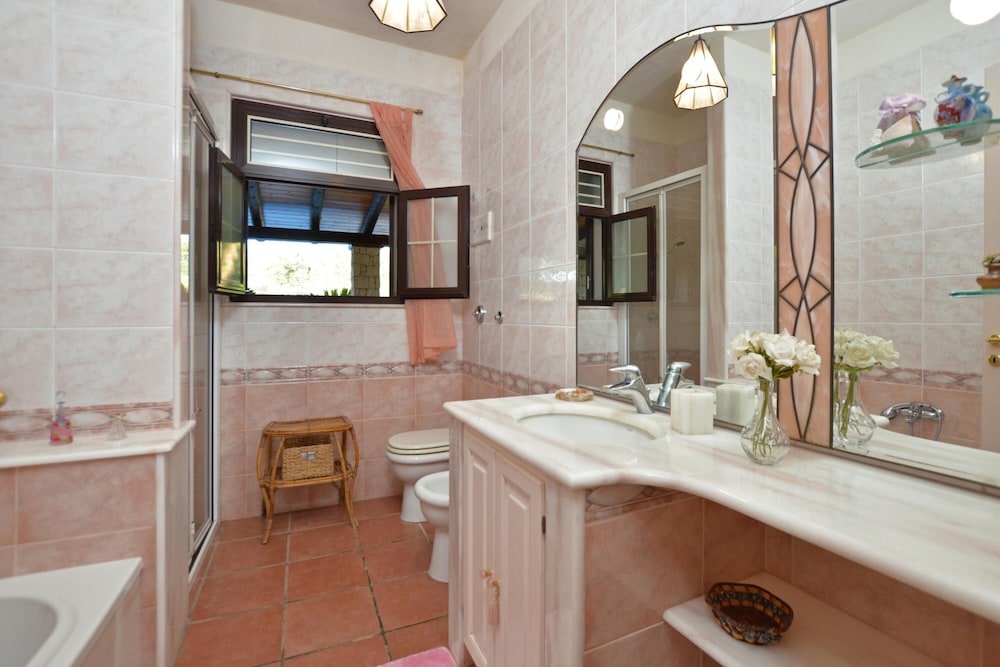 Family Villa, Multiple Bedrooms, Mountainside (Villa Torres) photo 3