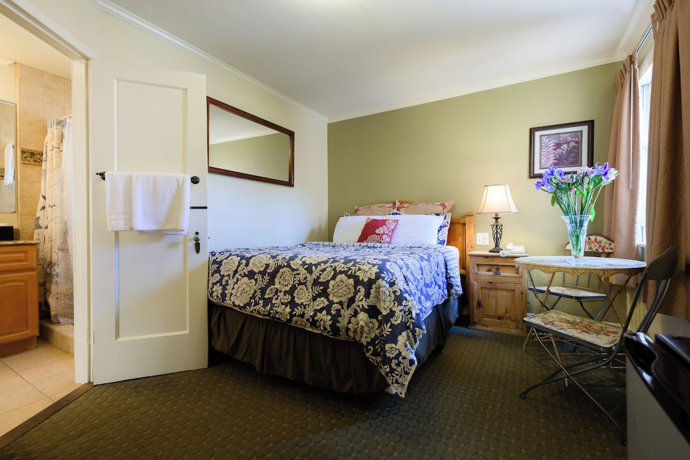 Queen Suite Two Bedrooms with Courtyard View