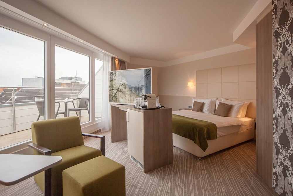 Junior Suite, 1 King Bed, Balcony photo 1