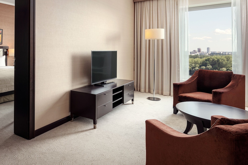 Deluxe Suite, 1 King Bed - Photo 1