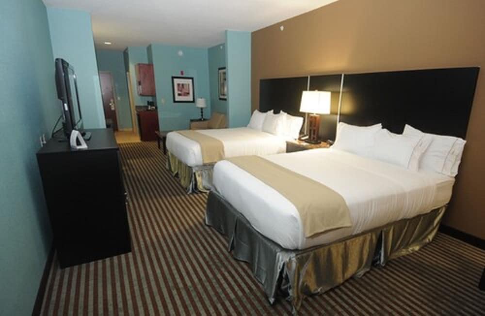 Suite, Multiple Beds - Photo 2
