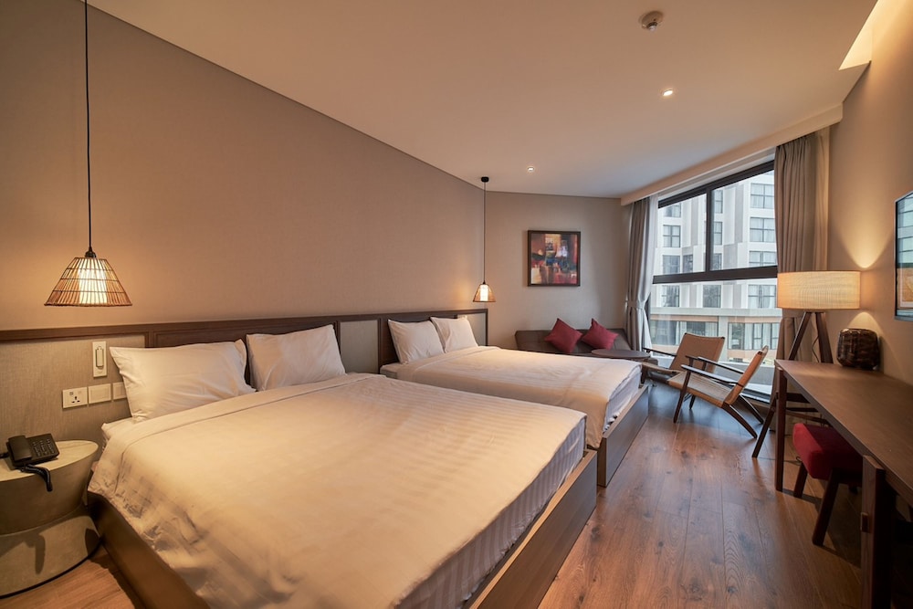 Family Studio, 2 Queen Beds, Pool View photo 1