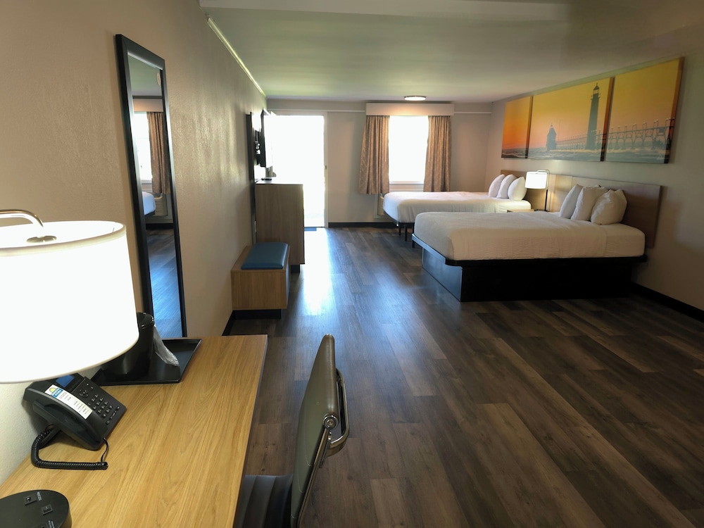 Suite, Multiple Beds, Non Smoking (3 Queen Beds, Bluewater Suite) - Photo 1