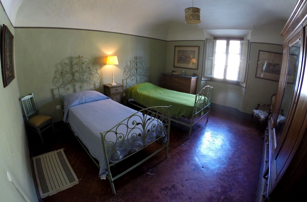 Traditional Twin Room, Shared Bathroom photo 2