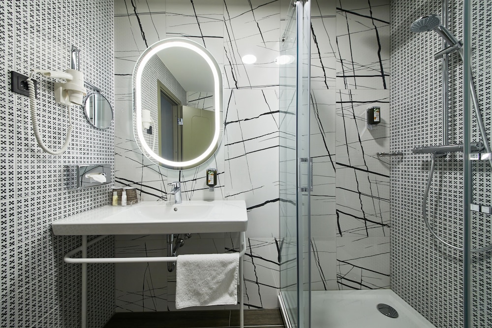 Standard Double or Twin Room - Photo 5
