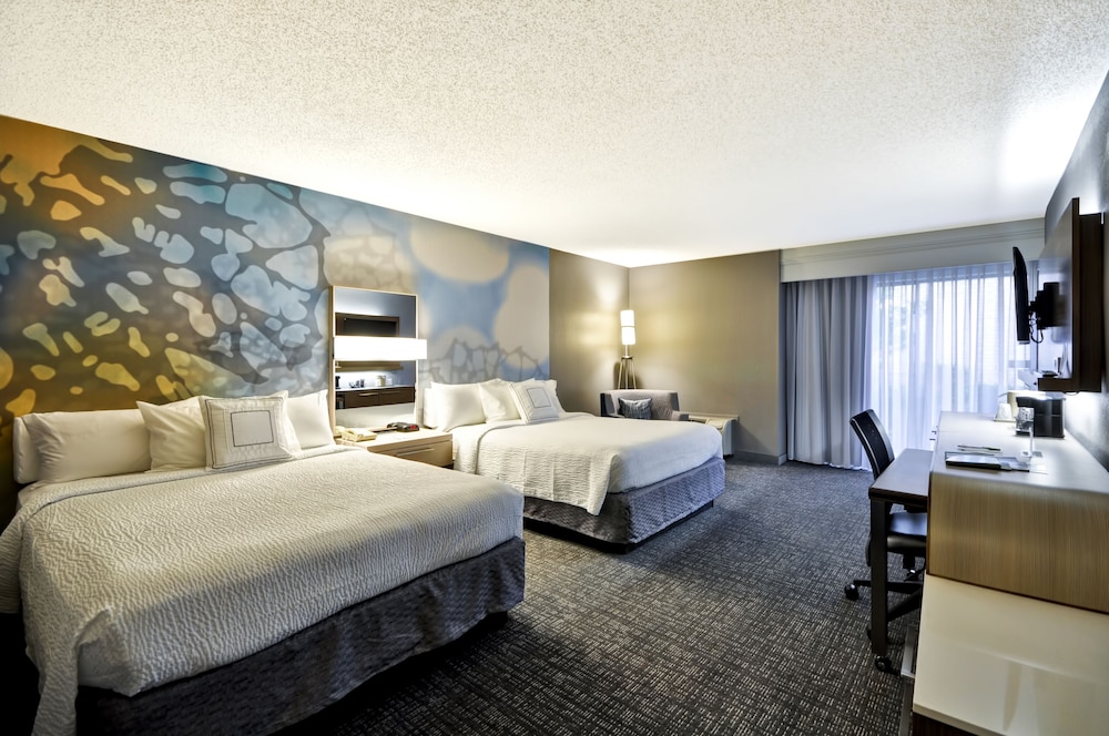 Room, 2 Queen Beds, Courtyard View (Mobility/Hearing Access, Roll-in Shwr)