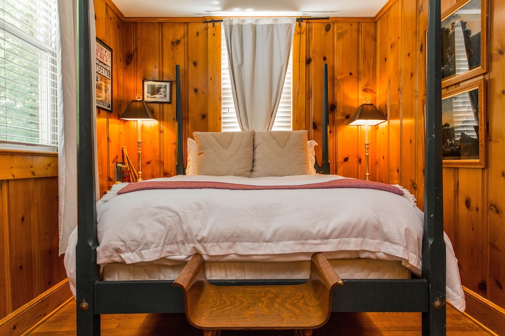 Queen Bed Fireplace (Leroy "Satchel" Paige) photo 2