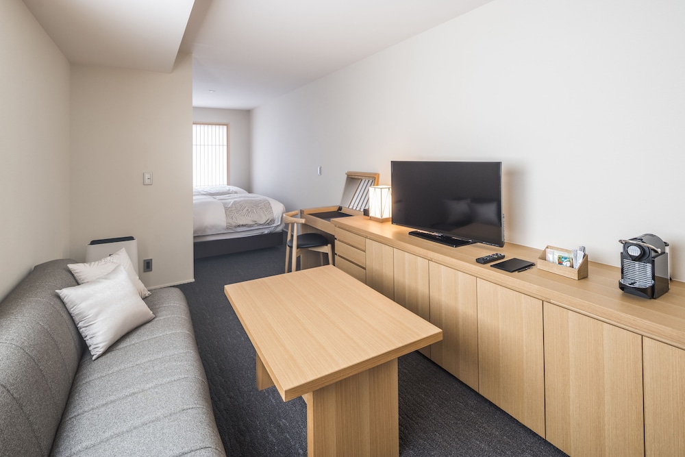Deluxe Twin Room with Living Area photo 2