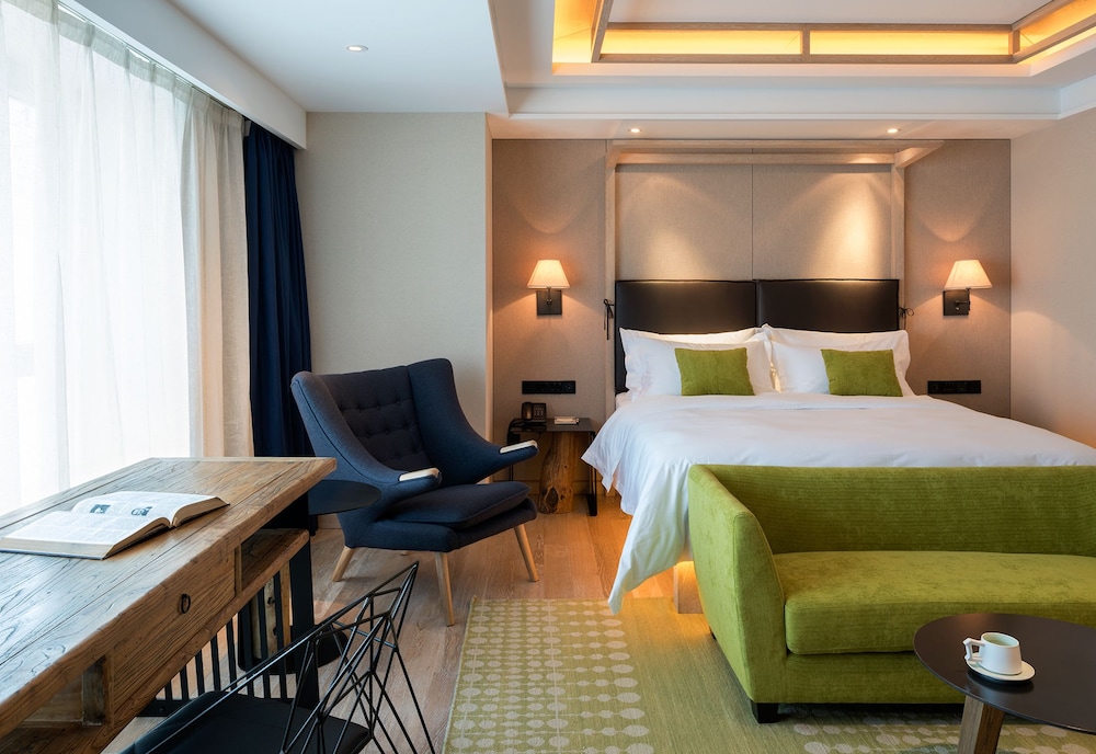 Elegant Queen Room photo 1