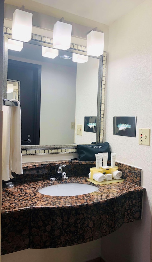 Suite, 1 King Bed, Non Smoking, Jetted Tub photo 3