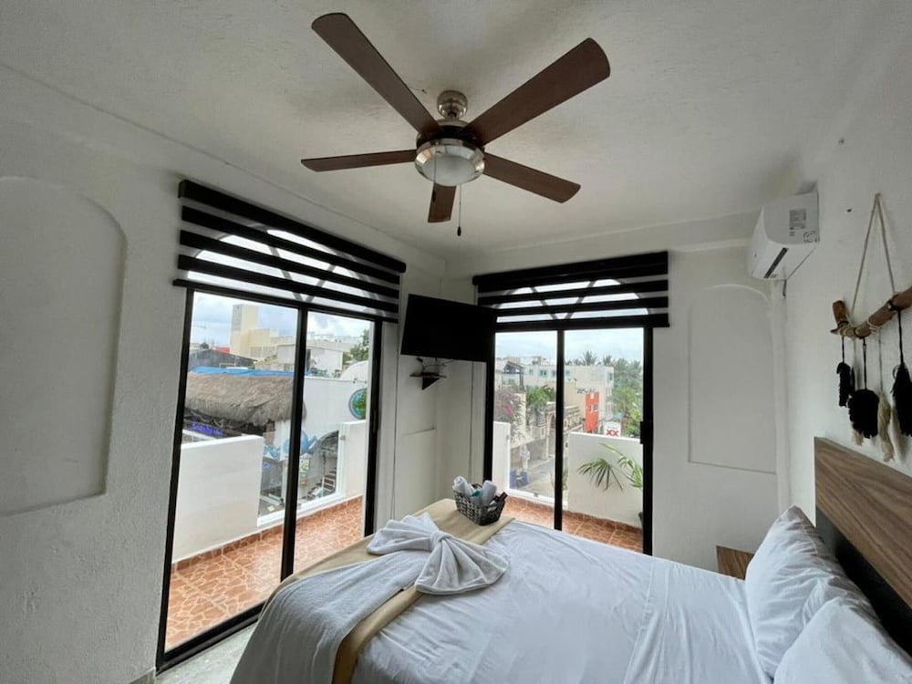 Panoramic Studio Suite, 1 Queen Bed photo 3