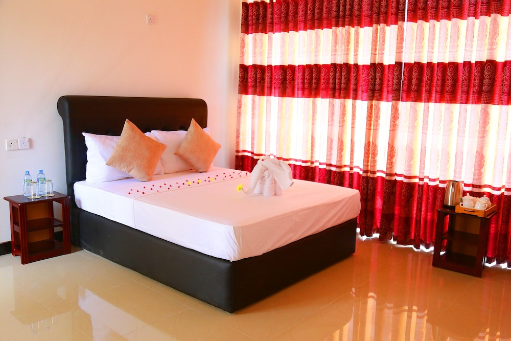 Deluxe Single Room, 1 Queen Bed, Balcony, Garden View photo 3