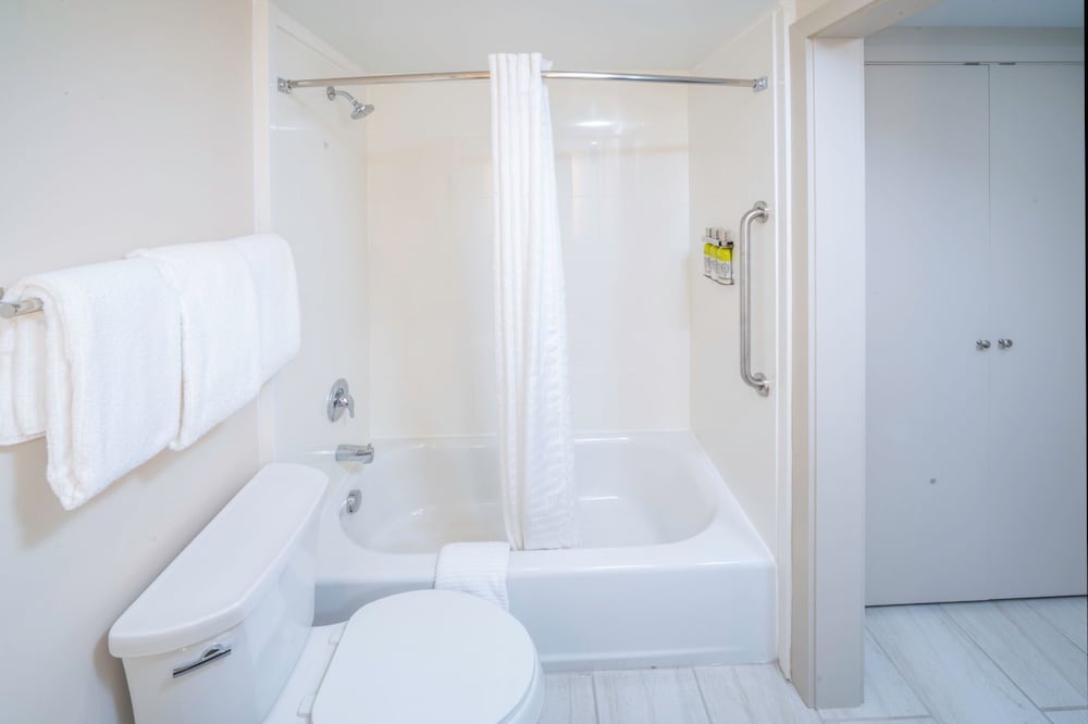 Suite, 2 Bedrooms - Photo 4