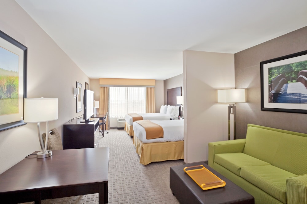 Suite, 2 Queen Beds - Photo 2