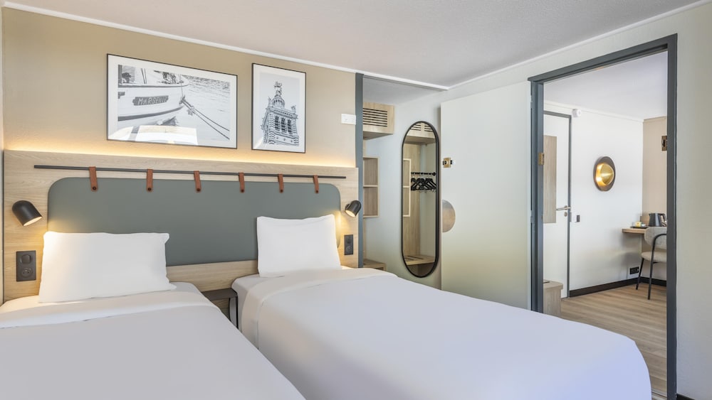Standard Room, Multiple Beds, Connecting Rooms - Photo 6