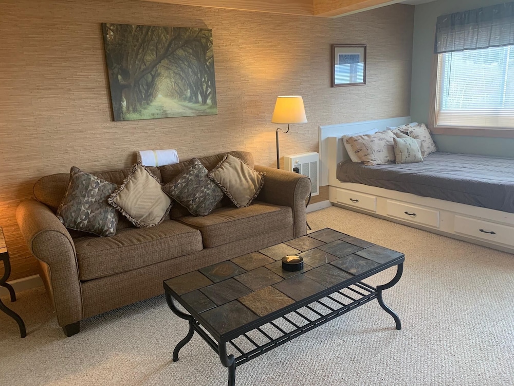 Studio, Multiple Beds (10-202)