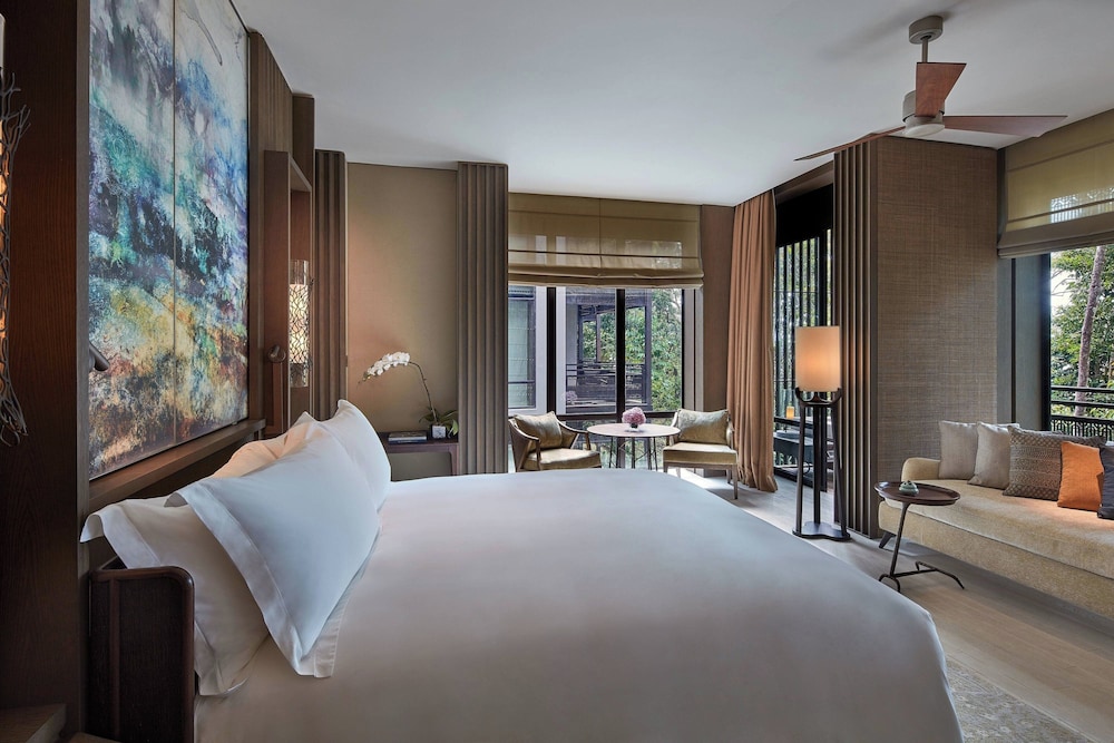 Deluxe Room, 1 King Bed, Corner (View)