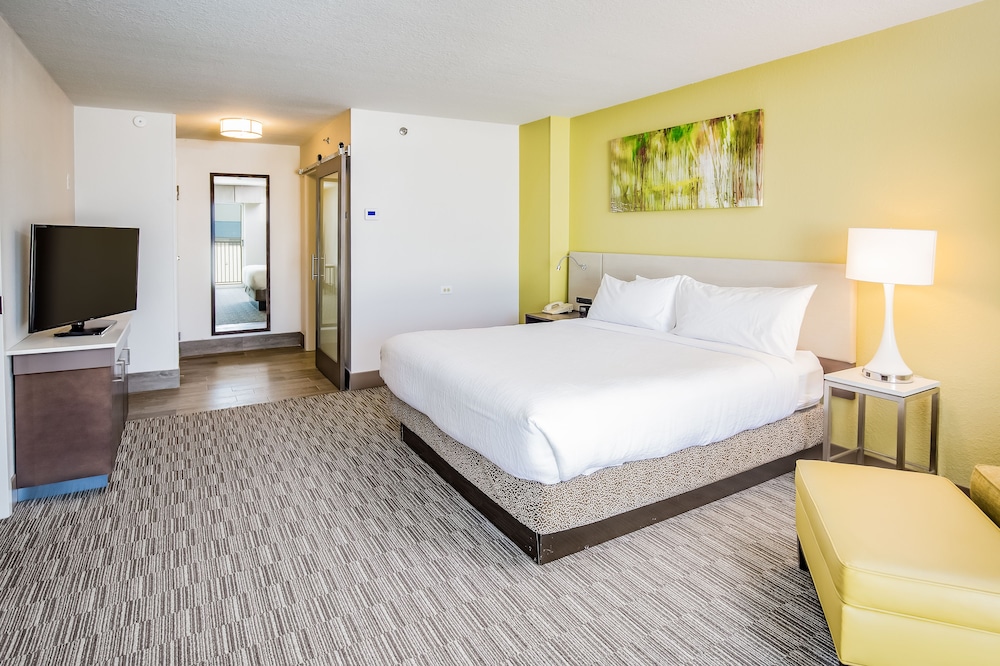 Room, 1 King Bed, Beach View photo 2