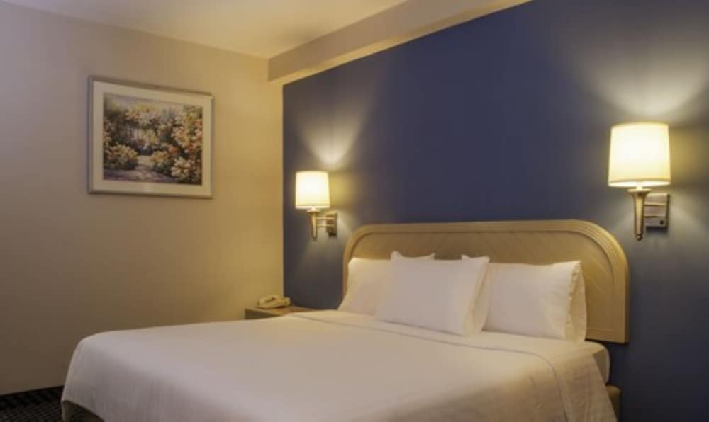 Standard Room, 1 King Bed photo 2