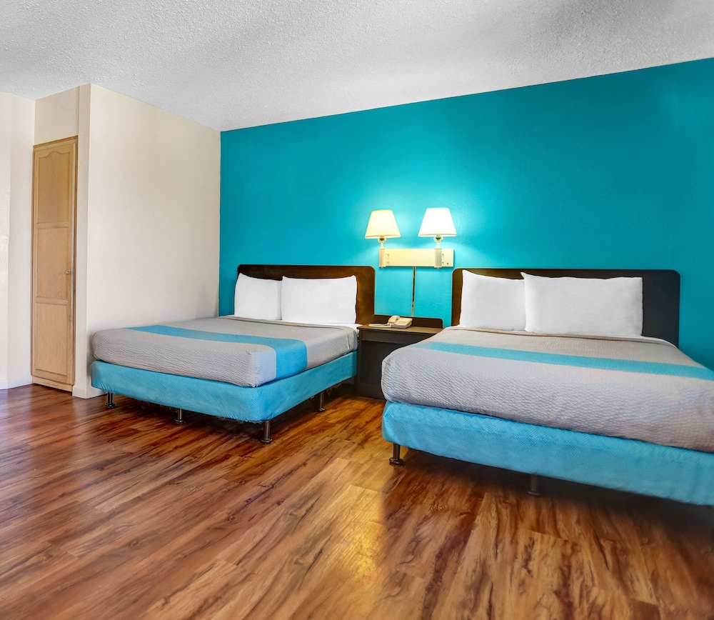 Standard Room, 2 Double Beds, Non Smoking photo 3