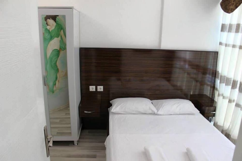 Room, 1 King Bed, Balcony (Partial Ocean Front) photo 2
