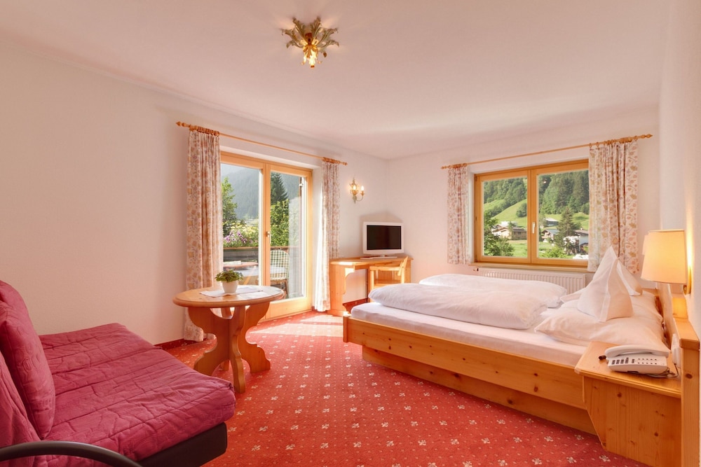 Room, Balcony, Mountain View (Goldifor) photo 1