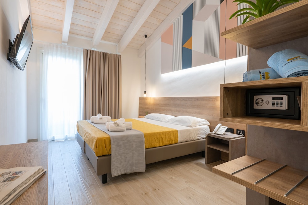 Classic Double Or Twin Room, 1 Bedroom, Non Smoking, Balcony photo 2