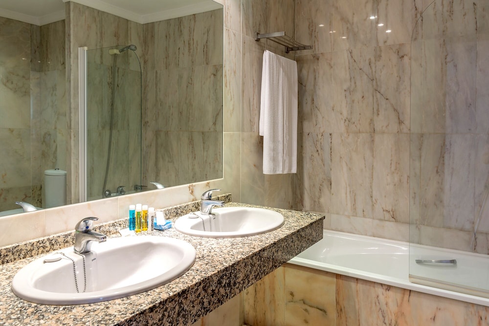 Quadruple Room with Sea View (3 Adults + 1 Child) photo 2