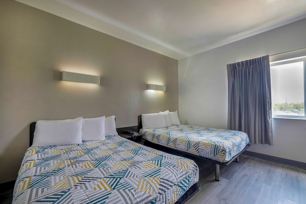 Standard Suite, 2 Double Beds, Smoking, Kitchenette photo 3