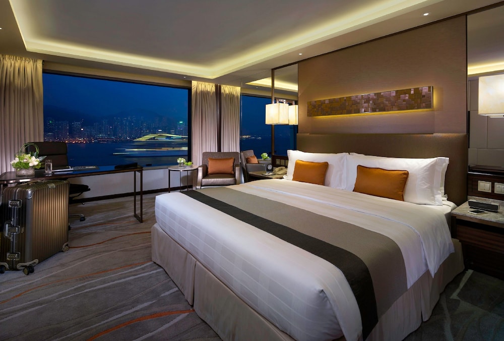Classic Room, 1 King Bed, Club Lounge Access (Victoria Harbour View) thumbnail 5
