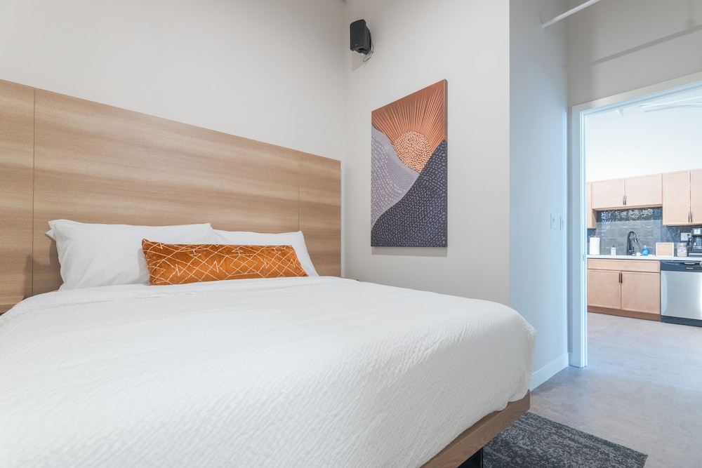 City Condo, 2 Bedrooms, Kitchen, City View (#M202) photo 1