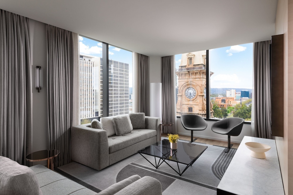 Executive Suite, 1 King Bed, Tower photo 3