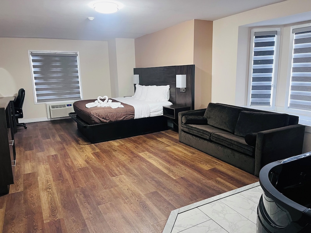 Standard Room, 1 King Bed, Jetted Tub photo 3