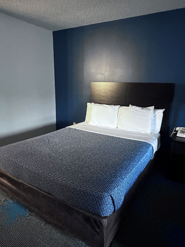 Basic Single Room, 1 Queen Bed, Non Smoking photo 1